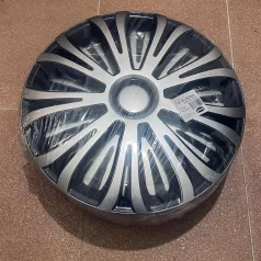   Argo Avera Silver-Black 16" dísztárcsa garnitúra – 4 darab, elegáns ezüst-fekete kerékfedő