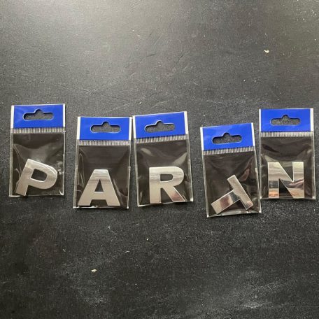 Betű/szám króm matrica, 29x29mm